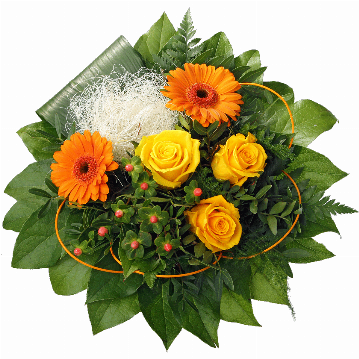 Blumenstrauß ″Welcome″ bestehend aus 3 gelbe Rosen, 2 orange Minigerbera, Hyperikum, Sisal, ein Tuff aus Sisal, Midollino, Pistazie, Plumosus, ein Aspedistra Blatt und Salal werden verarbeitet.