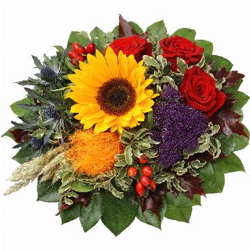 Blumenstrauß ″Bunte Herbstvielfalt″ bestehend aus 1 Sonnenblume, 3 rote Rosen, blaues Trachelium, blaue Zierdisteln, Getreide, Eichenlaub, Hagebutten, Sisal, verschiedenes Beiwerk.