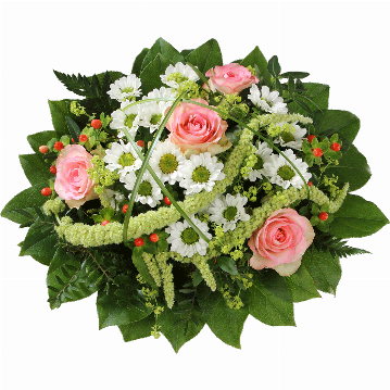 Blumenstrauß ″Zart″ bestehend aus 4 rosa Rosen, weiße Chrysanthemen, Amaranthus, Hyperikum, verschiedenes Beiwerk.