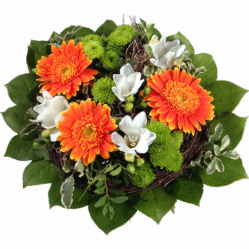 Blumenstrauß 3 orange Minigerbera, 4 weiße Freesien, grüne Chrysanthemen, Rebmanschette, verschiedenes Beiwerk.