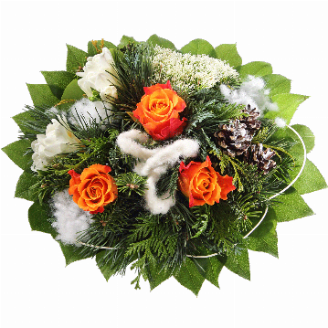 Blumenstrauß ″Frostig″ bestehend aus 3 orange Rosen, 2 weiße Freesien, weißes Trachelium, winterliche Kiefernzapfen, Filzschleife, Kiefer, Tanne, verschiedenes Beiwerk.