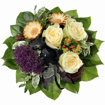 Blumenstrauß <strong><u>Trauerstrauß:</u></strong> 3 cremfarbene Rosen, dunkelblaues Trachelium, Hyperikum, getrocknete Blüten, verschiedenes Beiwerk, schwarze Trauerschleife.