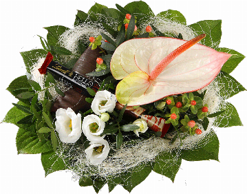 Blumenstrauß 1 Anthurie, weißer Lisianthus, Hyperikum, Sisal, verschiedenes Beiwerk, 1 Schokoriegel 